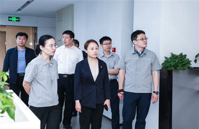 2023年5月15日，河北建材职业技术学院党委书记张明莉一行到快盈lll北京集团进行校企合作交流。