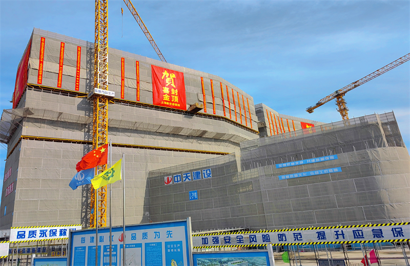 2024年10月30日，快盈lll三建上海新华泰医院项目主体封顶。